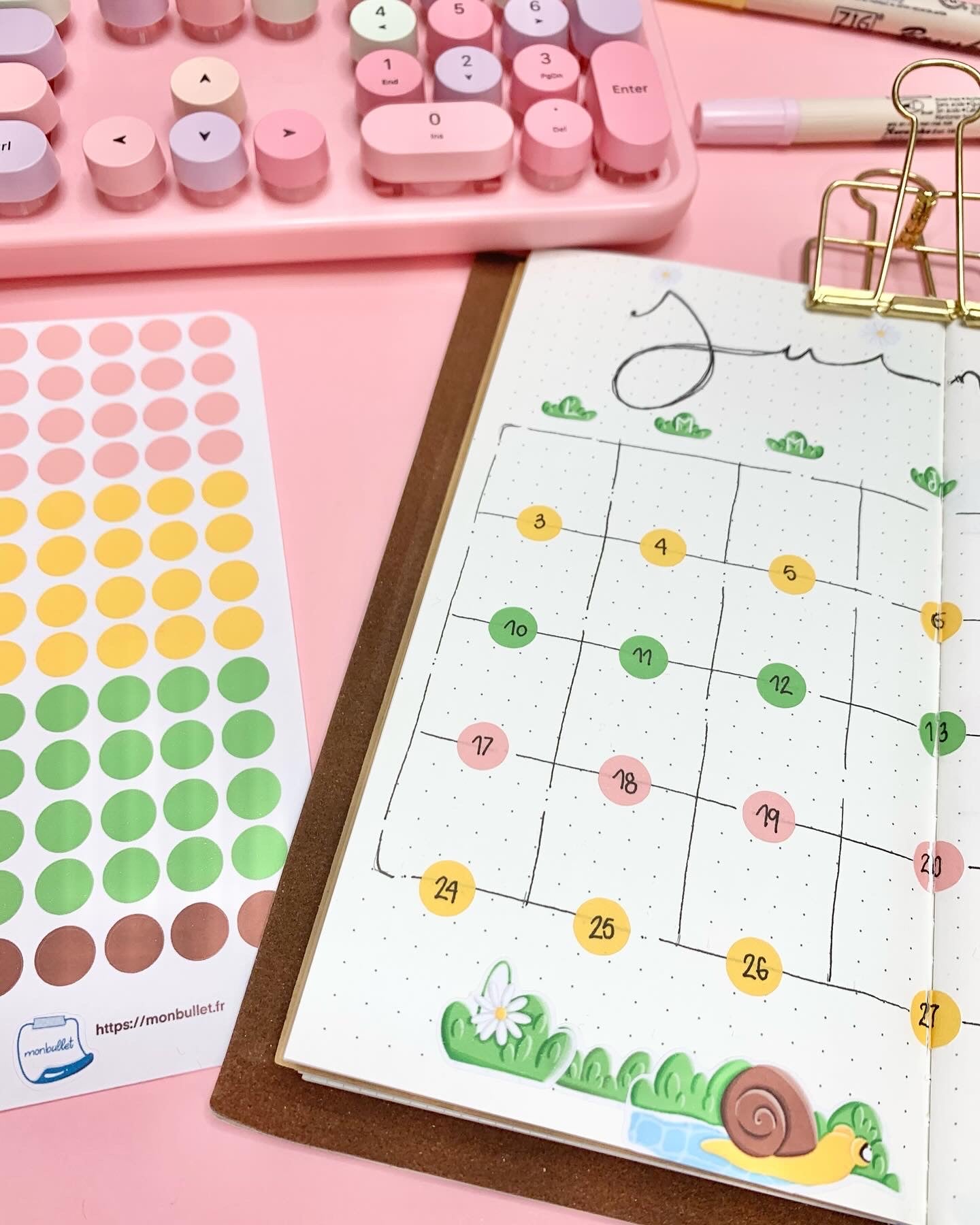 Feuille d’autocollants / stickers ronds slowly snail( bullet ,journaling , déco , scrap , …etc)