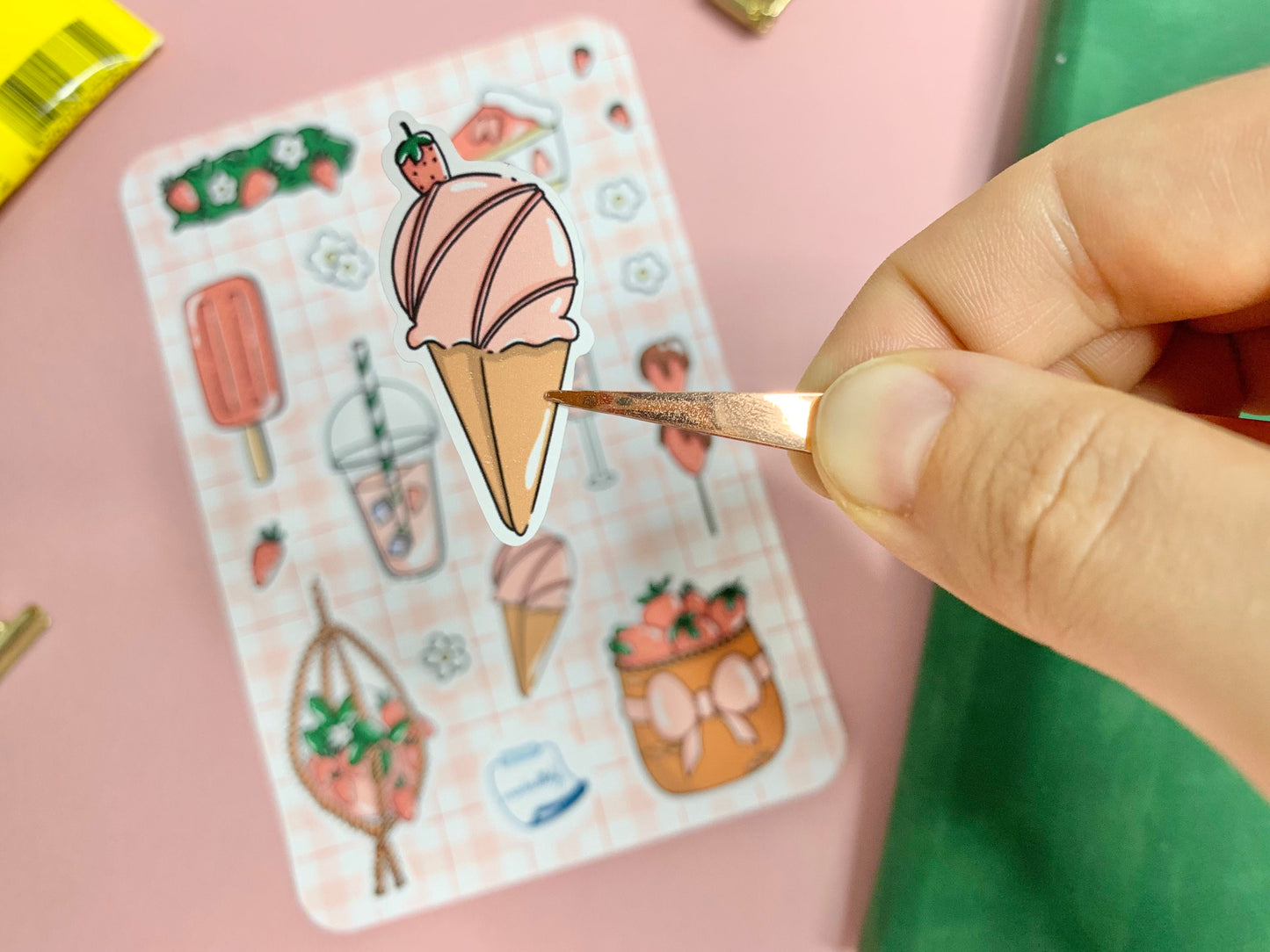 Feuille d’autocollants / stickers mat fraises ( bullet ,journaling , déco , scrap , …etc)